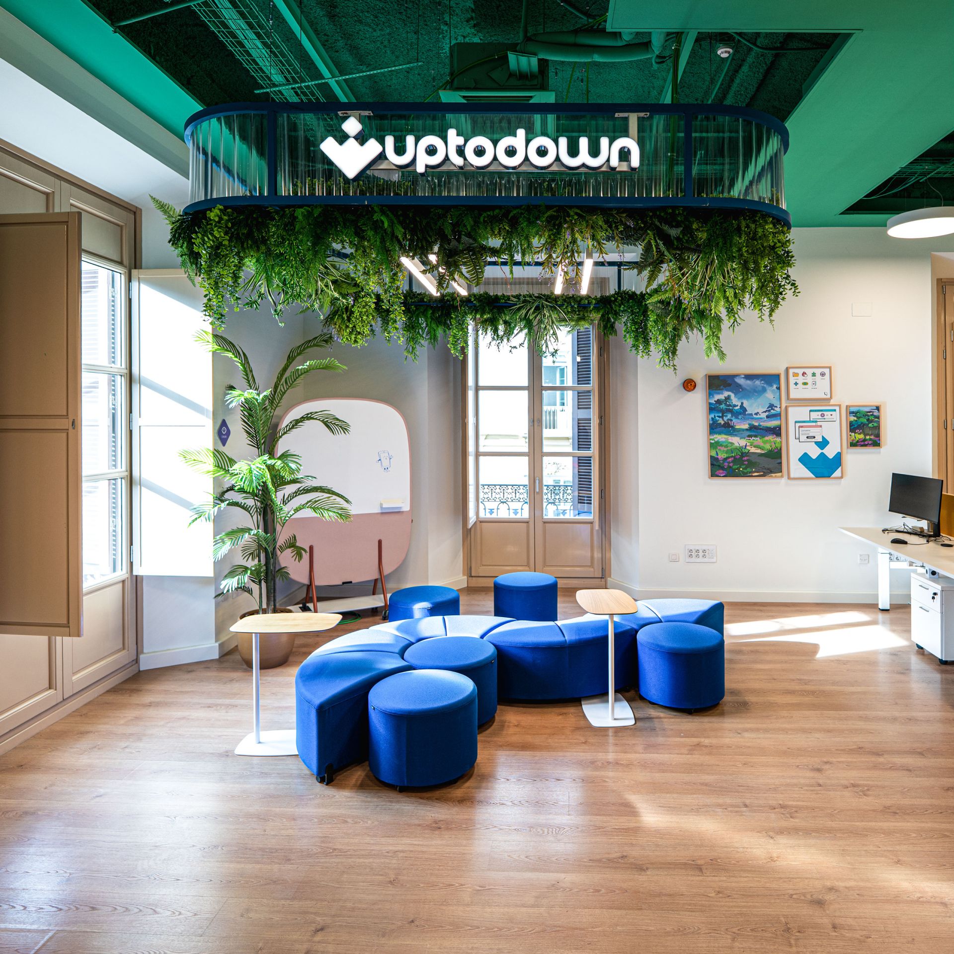 Zona de descanso en la sede de Uptodown