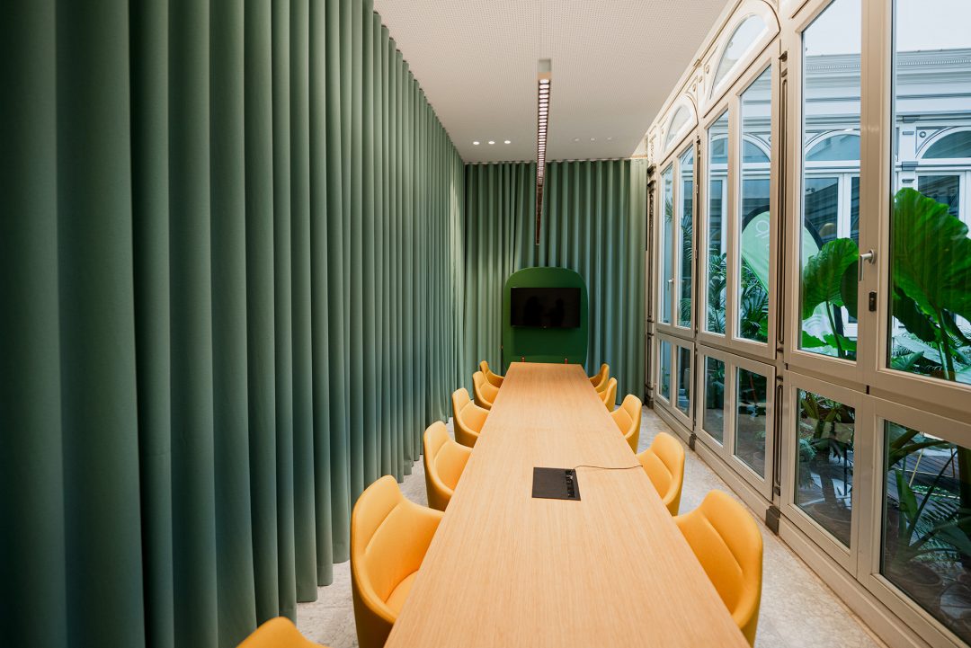 Sala de reuniones en la sede de Uptodown