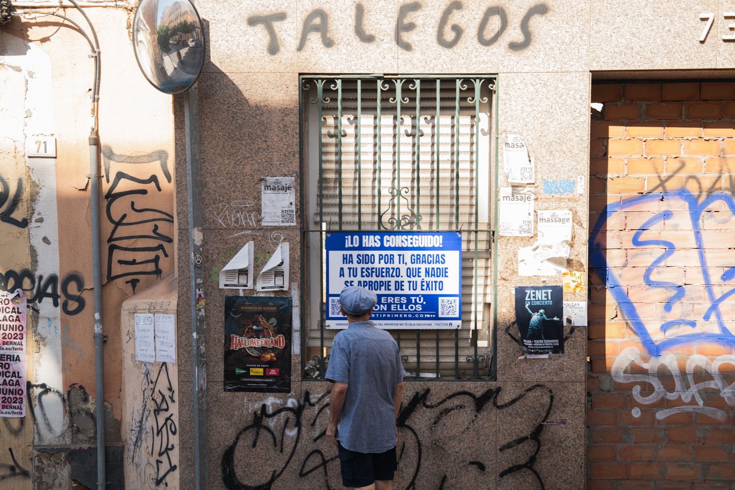 mirando el cartel de por ti primero